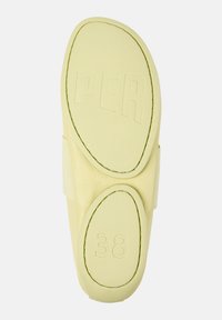 Ljusgul skosula med strukturerad yta, uttalad "PER" branding och storlek "38". Inkluderar elastiska sidodetaljer för passform.