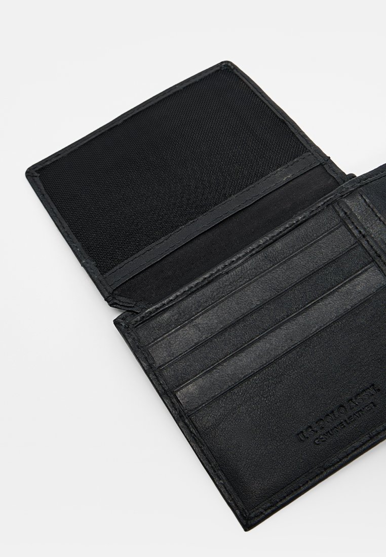 Portefeuille en cuir noir avec plusieurs emplacements pour cartes, texture lisse et design simple. Comprend un intérieur noir uni et des détails de logo.