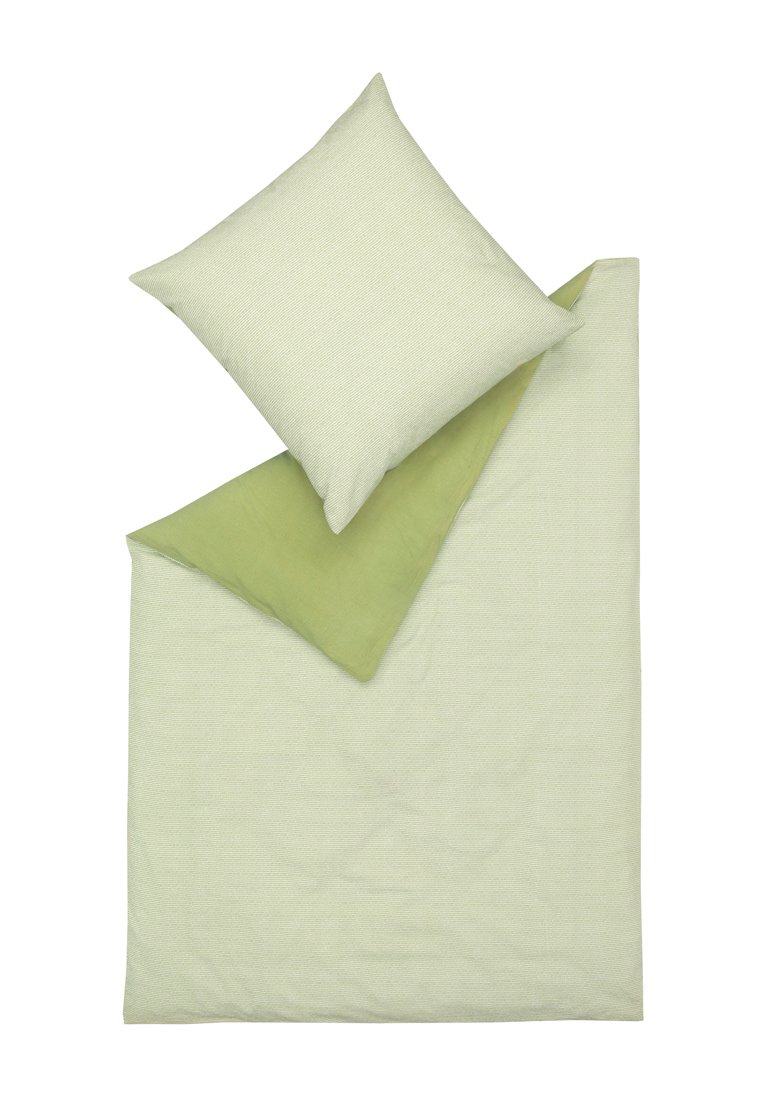 Ensemble de literie vert clair avec une housse de couette texturée et un coussin assorti, présentant un accent vert uni sous la couette.