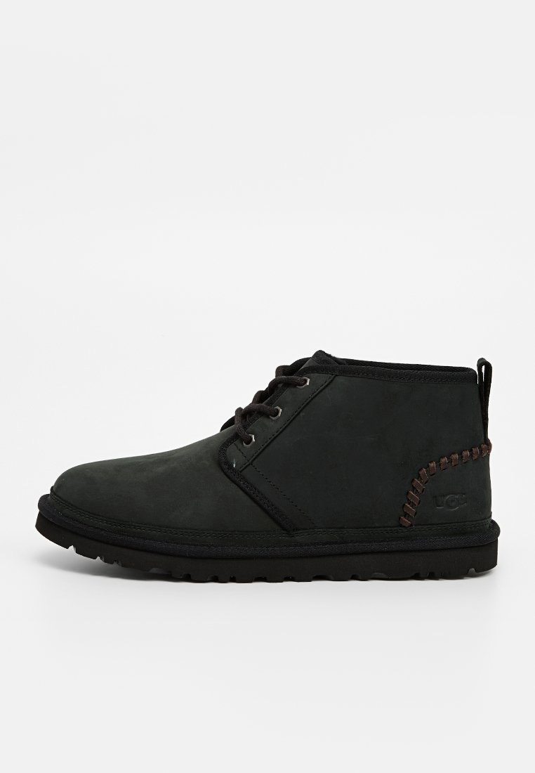 Schwarze Wildleder-Stiefeletten mit runder Spitze, schnürbarem Vorderteil, kontrastierendem geflochtenem Detail an der Ferse und Gummisohle für besseren Halt.
