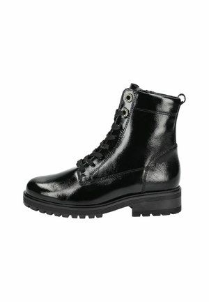Zwarte gepatenteerde leren enkelboots met een vetersluiting, zilveren oogjes en een stevige zwarte rubberen zool. Voorzien van een lusvormige trekband aan de achterkant.