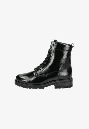 Zwarte gepatenteerde leren enkelboots met een vetersluiting, zilveren oogjes en een stevige zwarte rubberen zool. Voorzien van een lusvormige trekband aan de achterkant.