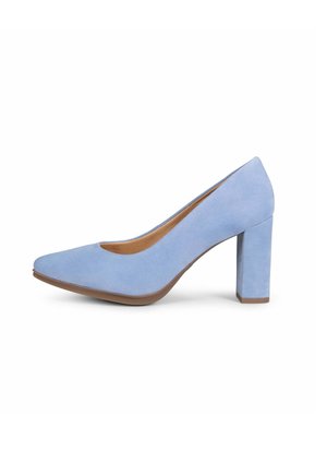 Zapato de mujer de gamuza azul claro con punta puntiaguda y tacón alto grueso, mostrado en perfil derecho sobre un fondo blanco.