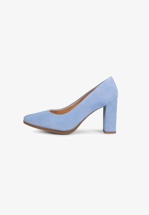 Zapato de mujer de gamuza azul claro con punta puntiaguda y tacón alto grueso, mostrado en perfil derecho sobre un fondo blanco.