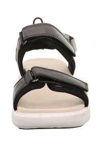 Czarne sandały z odkrytymi palcami, wyposażone w dwie regulowane paski na rzep, wyściełaną wkładkę oraz białą gumową podeszwę z teksturowanym wzorem.