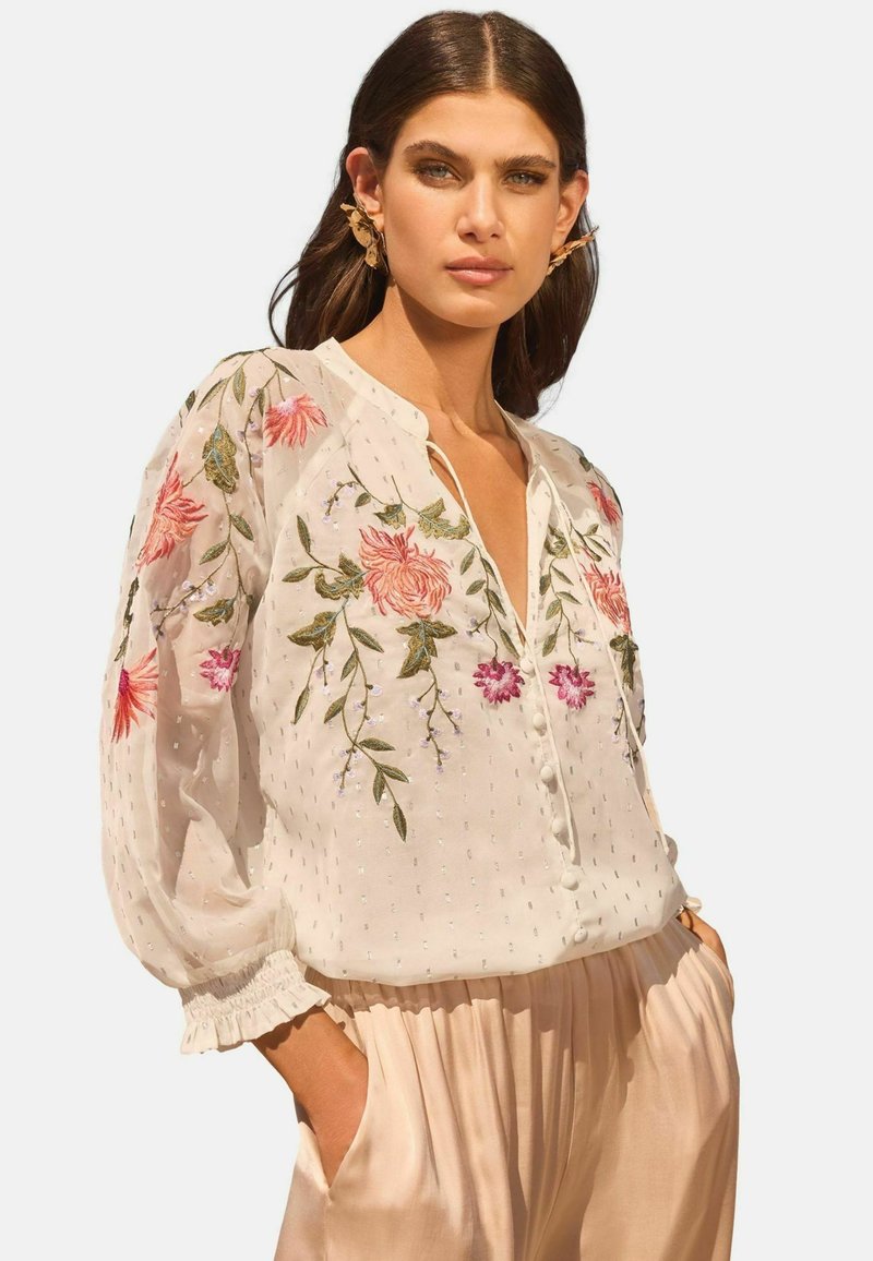 Love & Roses - REGULAR FIT - FLORAL PRINT EMBROIDERED V-NECKLINE 3/4 SLEEVE - Blouse - ivory, Enlarge