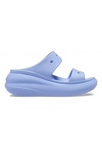 Sandal leggera blu con design sagomato, punta aperta e doppie cinghie. Suola testurizzata con fori di drenaggio per l'acqua. Finitura opaca liscia.