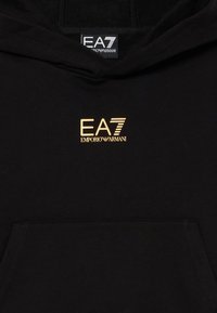 Crni dukserica od pamuka s kengur žepom. Ima zlatni EA7 Emporio Armani logo na prsima. Mekana tekstura i jednostavan dizajn.