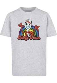 Grijze katoenen T-shirt met een illustratie van een vorkpersonage met een blauwe gezicht, rode accenten en een regenboogachtergrond. De tekst luidt "Talkin' Trash."