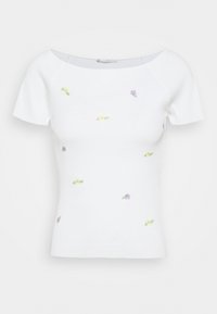 Vit ribbad kortärmad topp med blommig broderi i gult och lila. Har en rund halsringning och en figurnära design. Texturerad tyg.