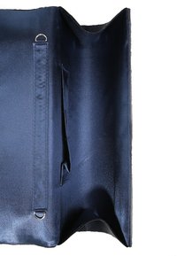 Námořnická modrá saténová taška s hladkým povrchem, obsahující boční kapsu a kovové doplňky, navržena s otevřeným vrchem a širokým dnem.