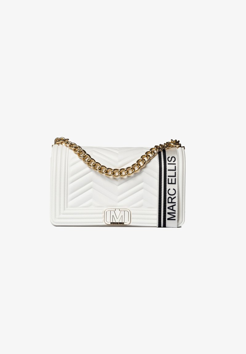 Sac à main matelassé blanc avec une chaîne dorée et une étiquette noire portant "MARC ELLIS." Détail avec un motif géométrique. Design élégant.