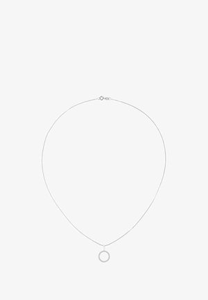 Srebrny naszyjnik z cienkim, elastycznym łańcuszkiem prowadzącym do okrągłego wisiorka o teksturowanej powierzchni i bezpiecznym zapięciu.