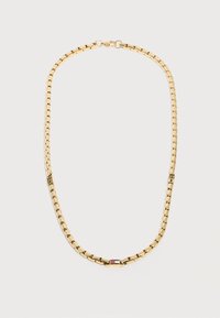 Χρυσό κολιέ αλυσίδας με ορθογώνιους κρίκους και ένα μικρό ορθογώνιο μενταγιόν που έχει στη μέση ρίγες κόκκινου, λευκού και μπλε χρώματος.