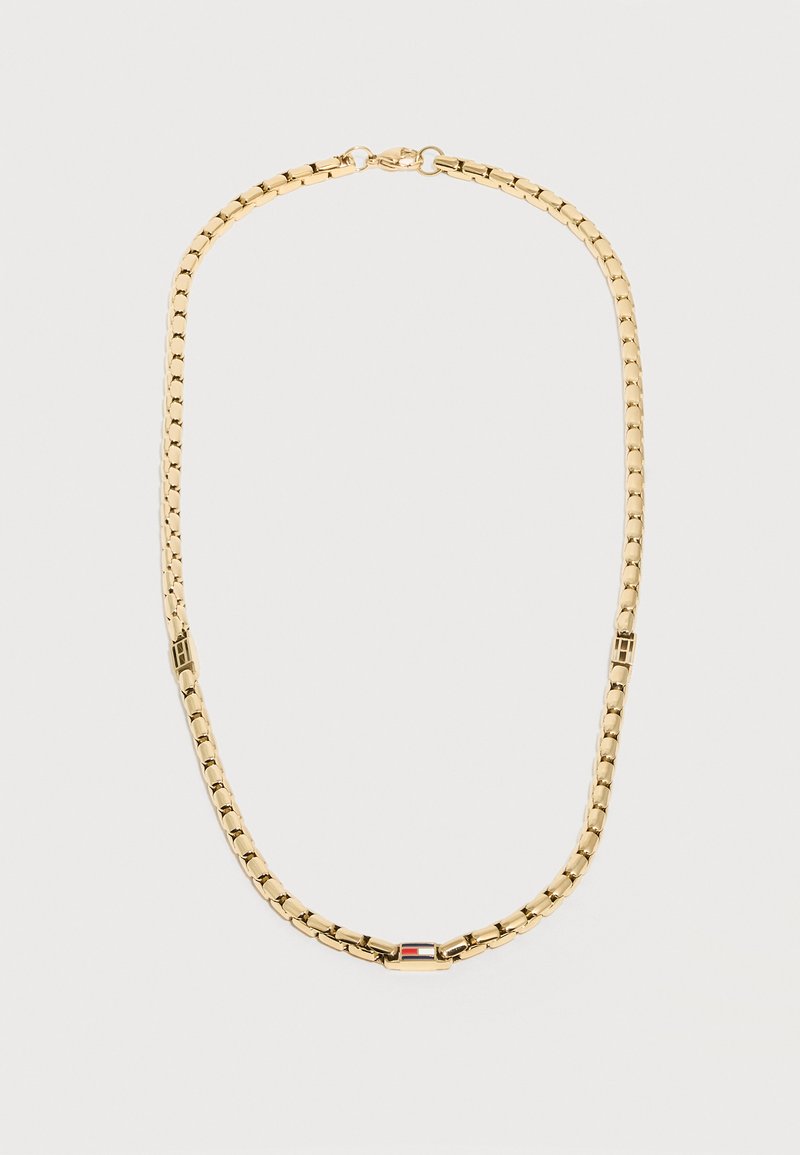 Χρυσό κολιέ αλυσίδας με ορθογώνιους κρίκους και ένα μικρό ορθογώνιο μενταγιόν που έχει στη μέση ρίγες κόκκινου, λευκού και μπλε χρώματος.