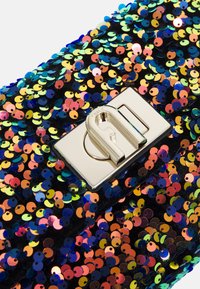 Clutch in tessuto nero coperto di paillettes multicolore con una chiusura in metallo dorato e dettagli in placca rettangolare.