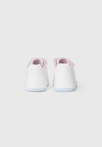 Hvide sneakers med lyserøde detaljer, glat læderlignende materiale, rund tå, polstret krave og en lyseblå gummisål.