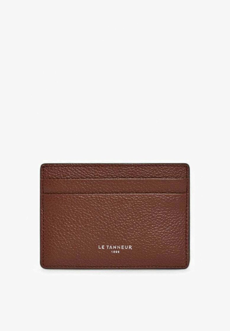 Porta carte in pelle marrone con finitura testurizzata, dotato di quattro scomparti per carte e logo impresso in bassorilievo in basso, design minimalista.