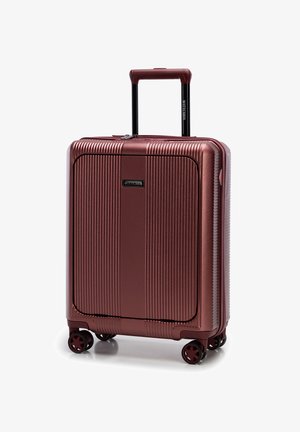 Valigia rigida con finitura burgundy metallica. Presenta una texture a strisce verticali, manico retrattile e quattro ruote nere per la mobilità.