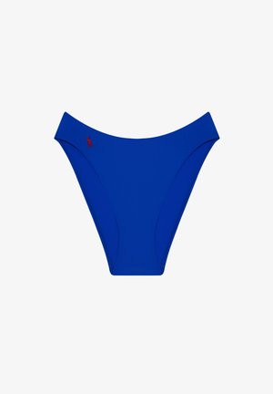 Slip albastru cu croială înaltă și un mic logo brodat roșu pe partea stângă din față, pe un fundal alb.