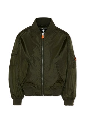 Giacca bomber verde scuro con zip frontale, collo e polsini a costine, tasche con patta sul davanti e tasca con zip e toppa sulla manica sinistra.