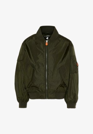 Cazadora bomber verde oscuro con cremallera frontal, cuello y puños acanalados, bolsillos con solapa en la parte delantera y bolsillo con cremallera y parche en la manga izquierda.