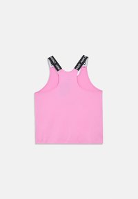 Top de sport sans manches rose avec des bretelles noires de marque Nike Pro, vu de dos sur un fond blanc.