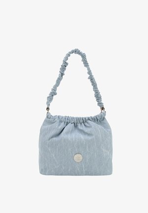 Lichtblauwe denim schoudertas met gerimpelde band en geplooide bovenkant, met een klein rond zilveren logo-badge aan de voorkant in het midden.