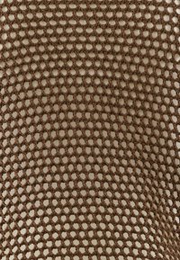 Tessuto di rete marrone con un modello di tessitura largo e aperto. Il materiale appare testurizzato, creando una superficie traspirante adatta a vari utilizzi.