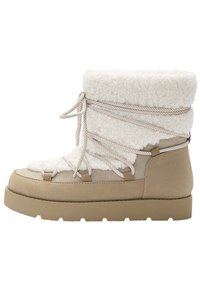 Botas de invierno beige con un suave forro de lana blanca y cordones decorativos. Suela gruesa y texturizada que proporciona estabilidad.