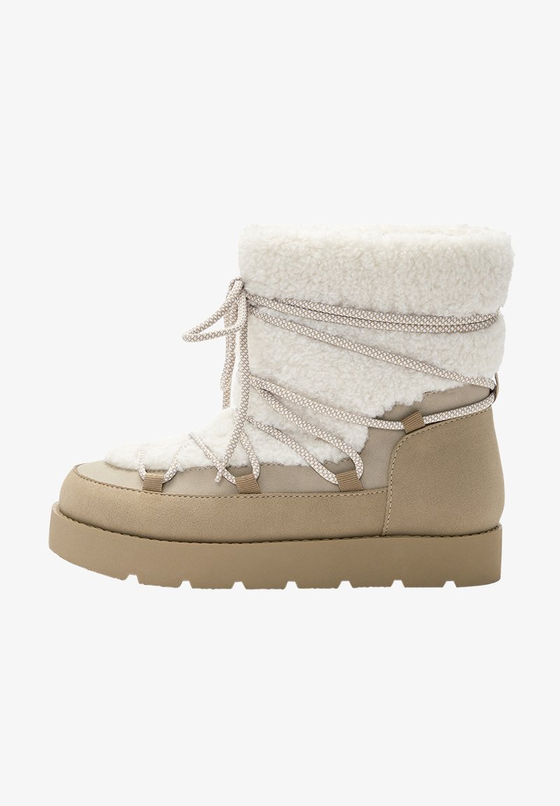Botas de invierno beige con un suave forro de lana blanca y cordones decorativos. Suela gruesa y texturizada que proporciona estabilidad.
