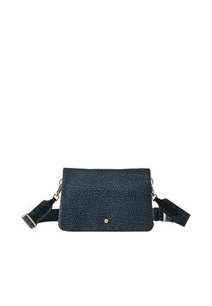 Borsa a tracolla nera testurizzata con chiusura a patta, bottone dorato e tracolla regolabile con fibbia dorata.