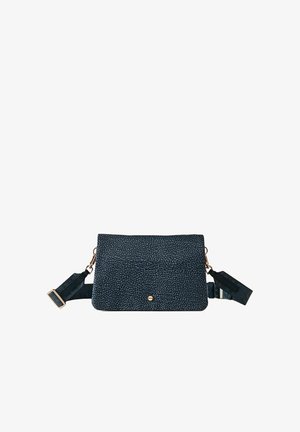 Borsa a tracolla nera testurizzata con chiusura a patta, bottone dorato e tracolla regolabile con fibbia dorata.