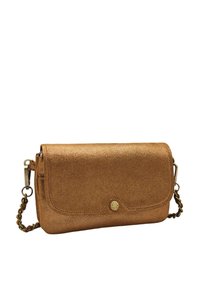 Clutch en bronze métallique avec une texture lisse, de forme rectangulaire, fermoir à rabat et bandoulière en chaîne. Présente un accent de bouton logo bien en vue.