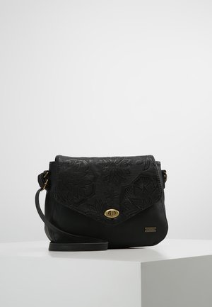 Sac bandoulière noir avec rabat embossé floral, fermoir torsadé doré et sangle réglable présenté sur surface blanche.