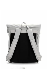 Sac à dos gris à rabat, avec des bretelles blanches ajustables, un dos en mesh noir et une finition lisse. À l'avant, il dispose d'une poignée supérieure et d'une poche zippée.