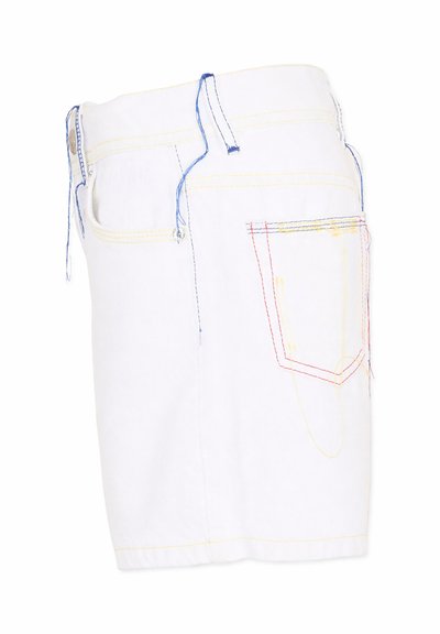 Shorts en denim blanc avec des détails de couture multicolores visibles, comprenant des fils rouges, jaunes et bleus le long des poches et des coutures, vus de côté.