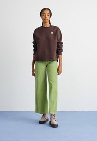 New Balance LINEAR HERITAGE BRUSHED BACK CREWNECK - Sportska majica - black coffee
