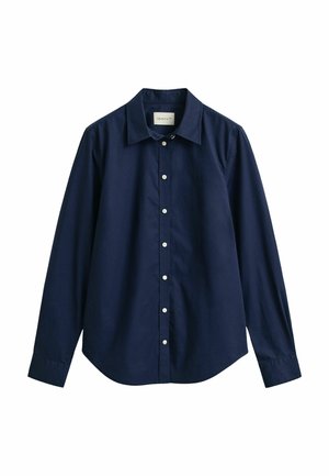 Donkerblauw overhemd met lange mouwen, knopen en een kraag, plat neergelegd op een witte achtergrond.