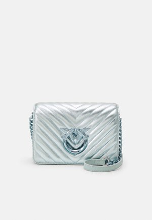 Borsa a tracolla metallica di colore blu chiaro con motivo a zigzag, chiusura decorativa a forma di ape, tracolla a catena e superficie liscia. Design rettangolare compatto.