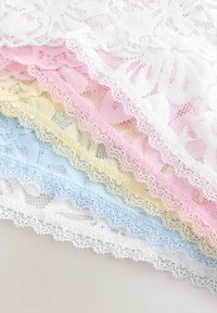 Tessuto di pizzo in colori pastello: bianco, rosa, giallo e blu. Presenta ornate trame floreali e bordi scallopati. Morbido, delicato al tatto.