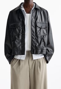 PULL&BEAR Imiteret læderjakke - black