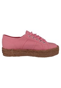 Różowe płócienne espadryle w stylu sneakersów z okrągłym noskiem, sznurowanym przodem i teksturowaną juteową podeszwą. Zawiera srebrne oczka i detale szwów.