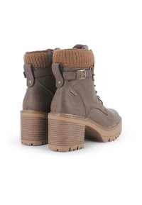 Botas de tobillo de cuero marrón con un cuello de punto marrón acanalado, punteras redondas y tacones de madera apilada. Incluye detalles de hebilla y cordones.