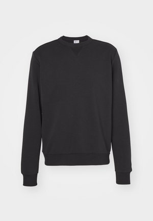 Crni dukserica s dugim rukavima, rebrastim manžetama i donjim rubom te dizajnom s okruglim izrezom. Izrađena od meke, teksturirane tkanine s minimalističkim stilom.