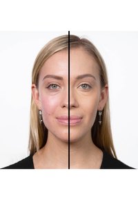 Billedelt: venstre side viser naturlig hudtekstur med rødme, mens højre side er glat med ensartet hudtone og subtil makeup.