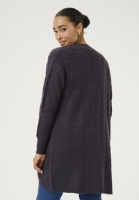 Cardigan lungo viola lavorato a maglia con motivo a zigzag testurizzato, polsini a coste e vestibilità rilassata, con un design lungo fino a metà coscia.