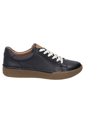 Zwart leren sneaker met witte veters, tan accenten en een rubberen gum zool. Heeft een laag profiel en een gladde textuur.