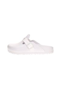Scarpa bianca in stile zoccolo con finitura opaca, cinturino regolabile e suola testurizzata. Presenta un tallone aperto e un design a punta arrotondata.