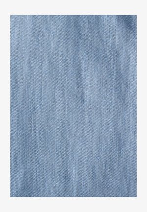 Lichtblauwe gestructureerde stof met een geweven uitstraling. Het oppervlak vertoont subtiele variaties in kleur en patroon, die doen denken aan denim.